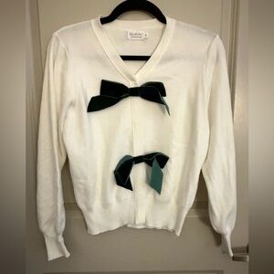 Mint Julep Boutique White Sweater with Green Velvet Bows | Size Small